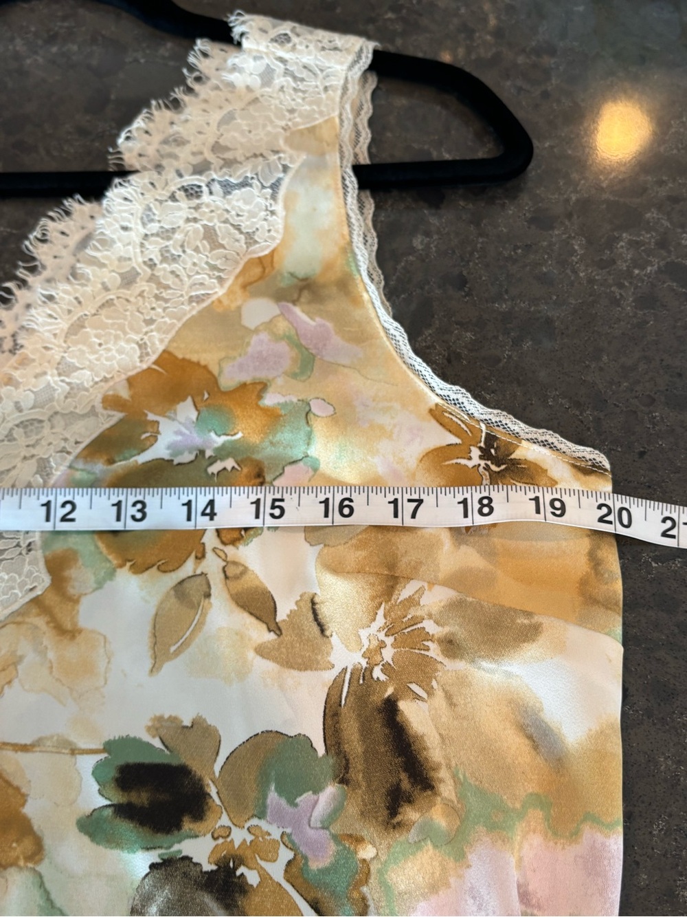 Silky Floral Lace V-Neck Tank Top - Beige/Green med Misty Top  6901 - Picture 5 of 7